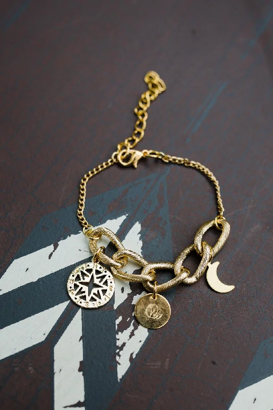 women engraved bracelets -Charming Gold Chain Bracelet